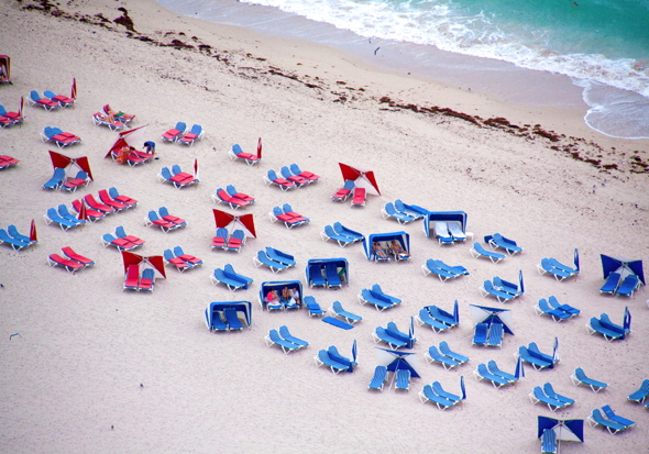 miami-blue-and-red-chairs